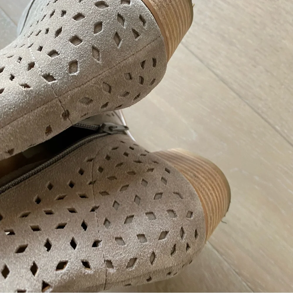 Soludos Lola taupe suede Perforated Ankle Booties 8.5 - Picture 9 of 10
